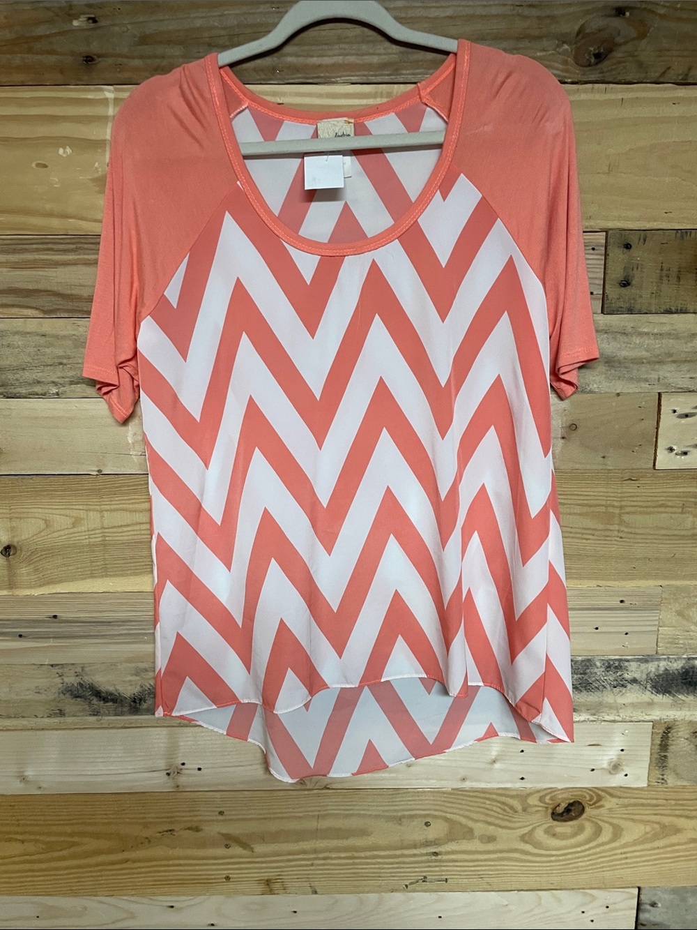 Daytrip size Med Coral and White Chevron Pattern Lightweight Short Sleeve Blouse